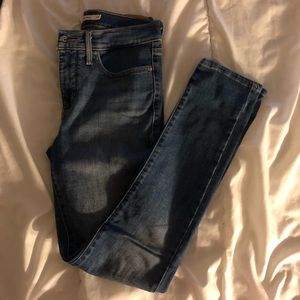 Levi lightwash skinny jeans